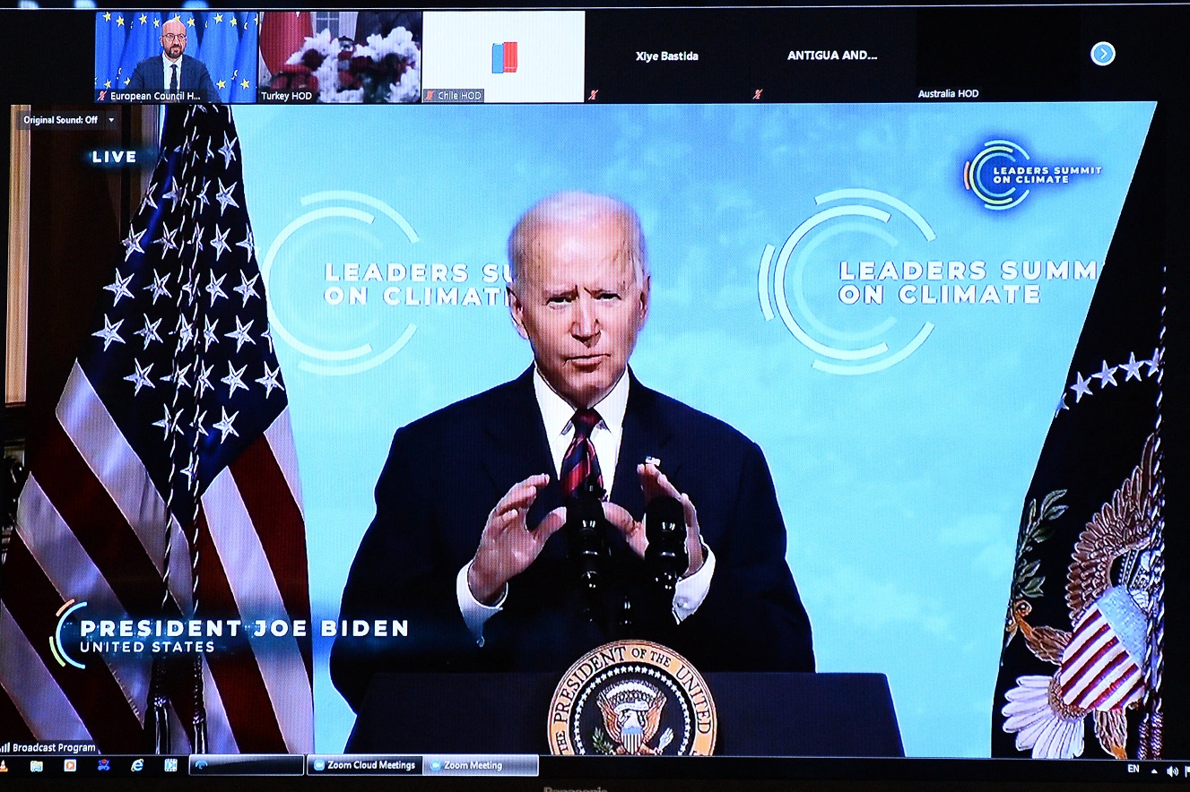 O presidente dos EUA, Joe Biden, participa da cúpula dos líderes sobre o clima por meio de videoconferência