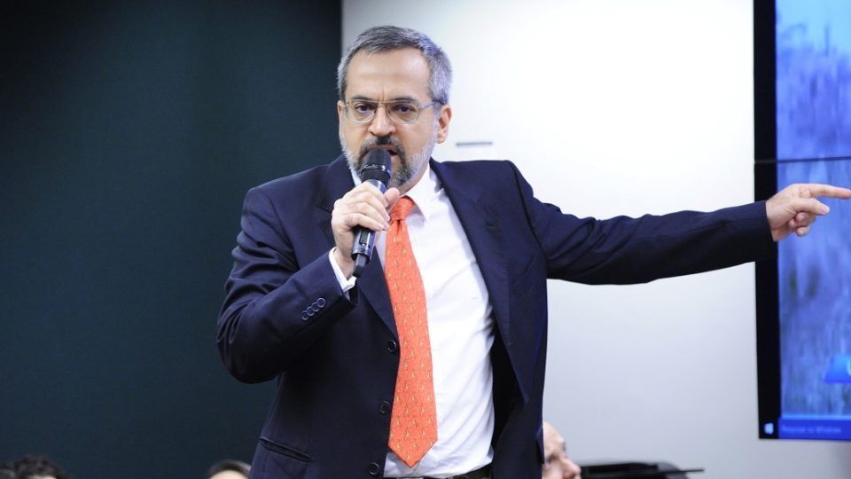 MPF quer perda de direitos políticos de Weintraub por discursos sobre “balbúrdia”, doutrinação e drogas em universidades O ex-ministro da Educação, Abraham Weintraub, na Comissão de Educação da Câmara dos Deputados (veja abaixo), em 11 de dezembro de 2019, também é mostrada como prova das “inverdades”.