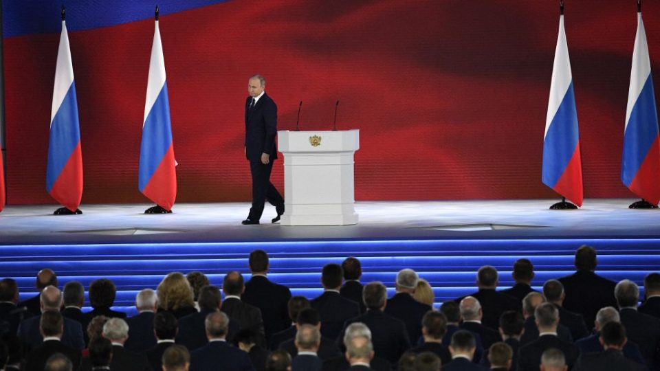As “linhas vermelhas” de Putin em seu Estado da Nação O presidente russo Vladimir Putin deixa o palco após o seu discurso anual sobre o Estado da Nação em Moscou, 21 de abril