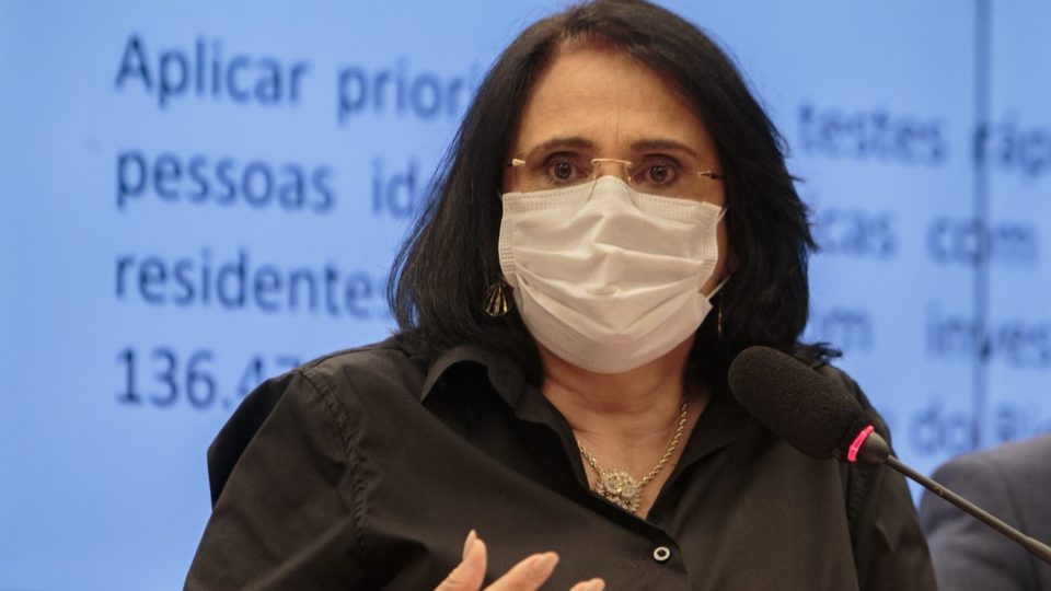 Movimento feminista acusa Damares de não proteger as mulheres. O que tem sido feito? damares alves