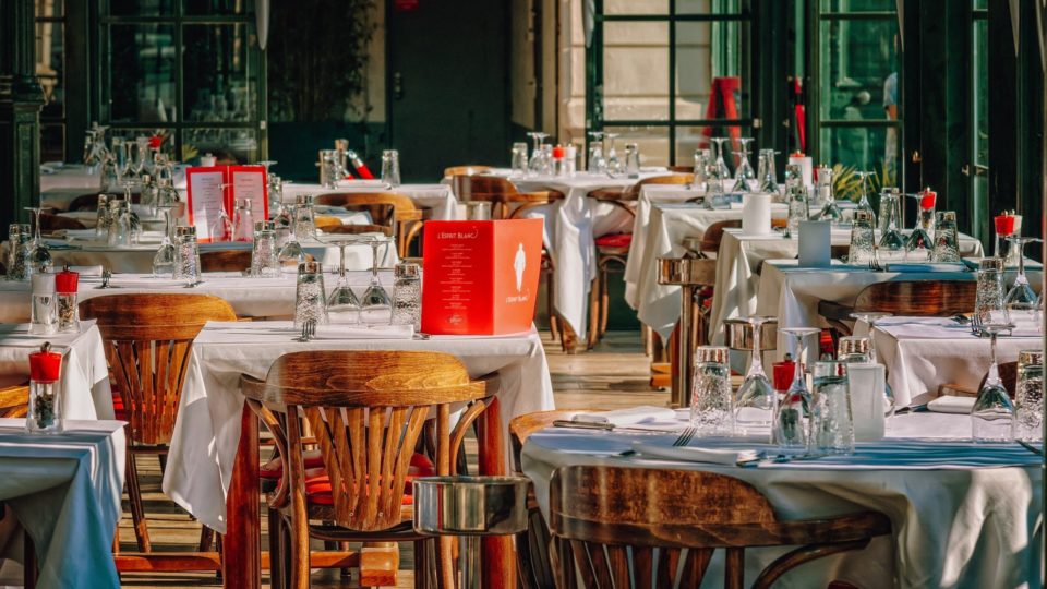 Venda de voucher com desconto de 50% está de volta; veja como participar e ajudar um restaurante apoie um restaurante ambev