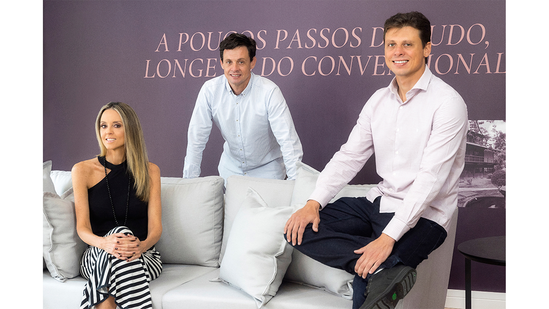 Diretores da Swell Construções em apartamento de luxo.