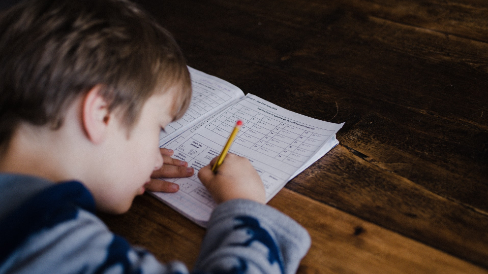 Criança estudando em casa