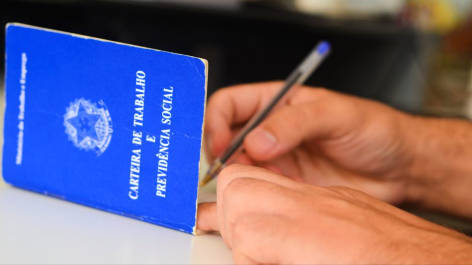 Como vai funcionar a redução de jornada e salário e a suspensão de contrato de trabalho Tanto a redução de jornada e salário quanto a suspensão de contrato de trabalho poderão durar até 120 dias.