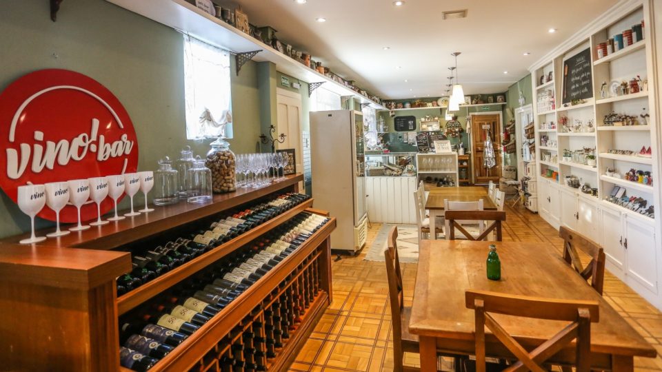 Vino Garden!, um novo espaço para vinhos e gastronomia, abre no Cabral Vino! Garden já está funcionando, de quinta a sábado, no Cabral.