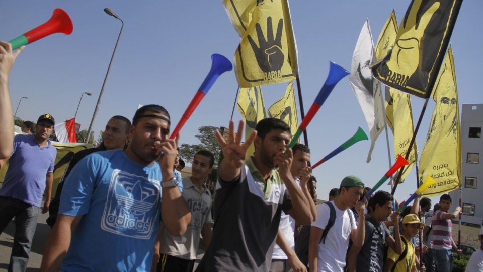 O mito da moderação islâmica: o caso da Irmandade Muçulmana Membros e simpatizantes da Irmandade Muçulmana protestam no Cairo, em outubro de 2013.