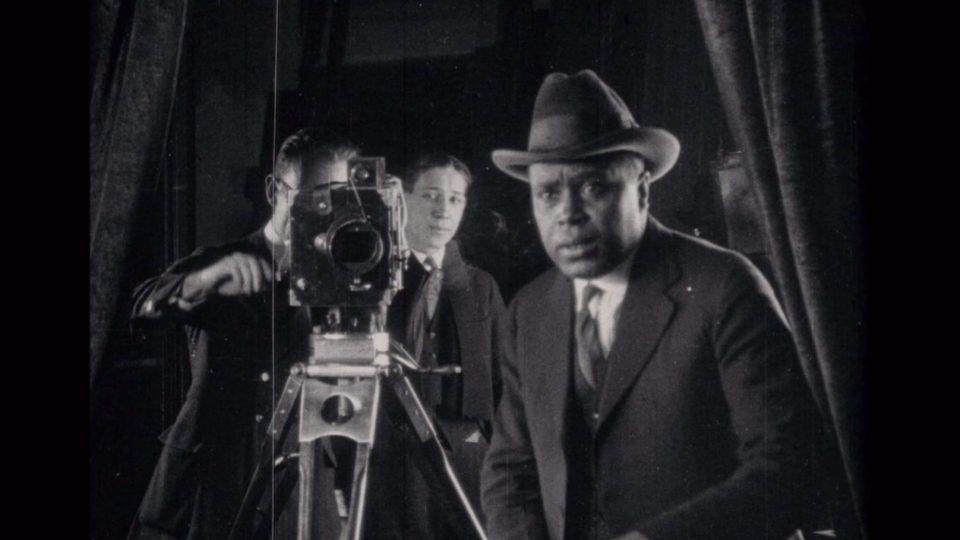 O cinema de Oscar Micheaux: ousadia e talento O escritor e diretor Oscar Micheaux durante filmagens