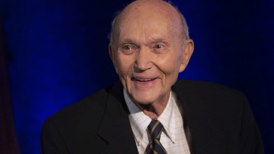 “Estive em lugares e fiz coisas nas quais você não acreditaria”: epitáfio para Michael Collins Discreto e contido, durante 28 horas ele foi o homem mais solitário do Universo. Do Universo!