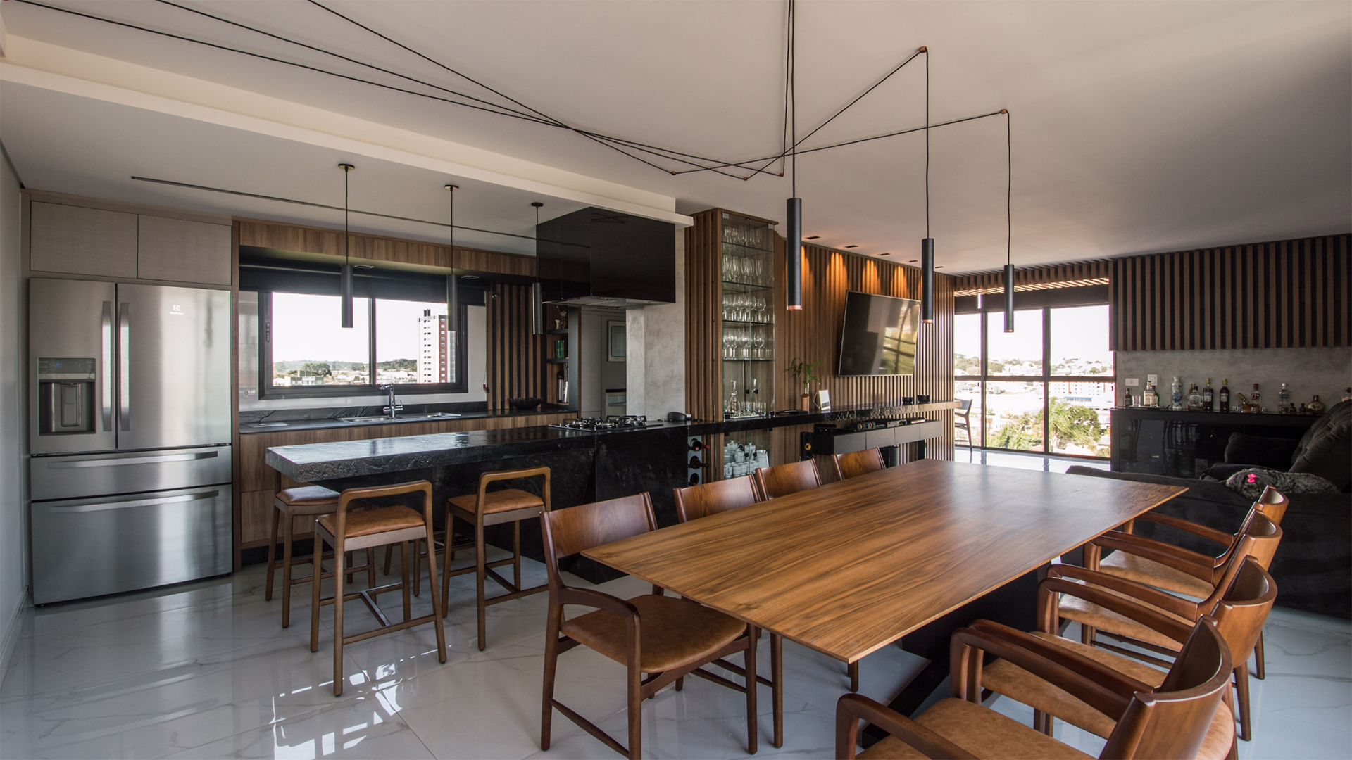 Mesmo possuindo características particulares, a sala de estar se enquadra dentro de uma unidade proposta em todo o apartamento.