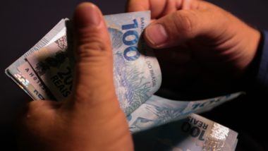 Caixa paga valores do abono salarial para trabalhadores nascidos em setembro Tem direito ao benefício quem trabalhou formalmente por pelo menos 30 dias em 2020, com remuneração mensal média de até dois salários mínimos.