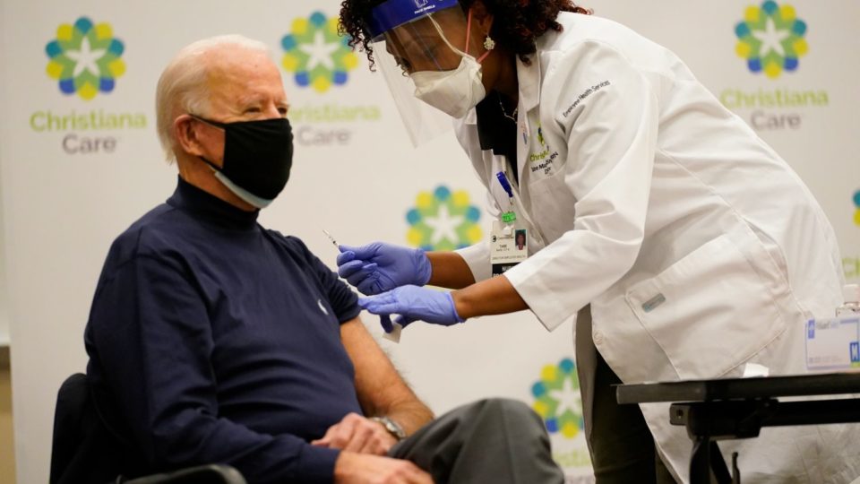 O inebriante populismo vacinal Joe Biden - 100 dias - vacina