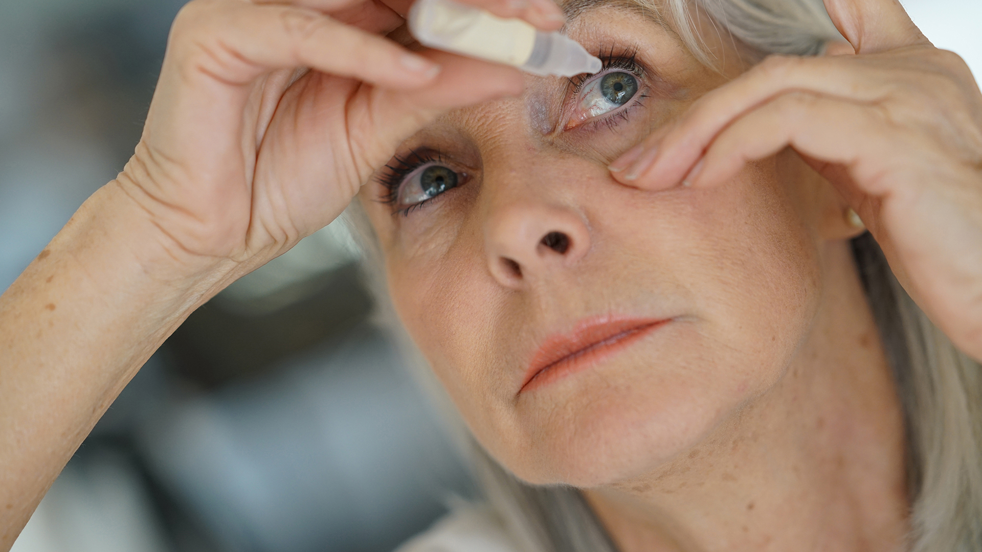 A síndrome dos olhos secos é mais comum em pessoas de idade, principalmente mulheres. A síndrome dos olhos secos é mais comum em pessoas de idade, principalmente mulheres.