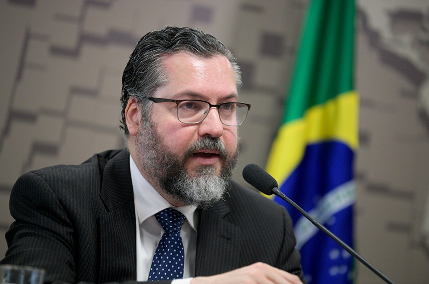 Um mês após demissão, Ernesto Araújo diz que governo ‘perdeu alma e ideal'