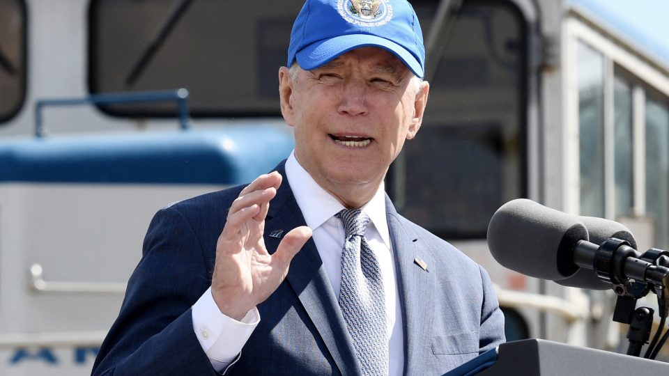 Após críticas, Biden desiste de manter limite de refugiados estabelecido por Trump biden