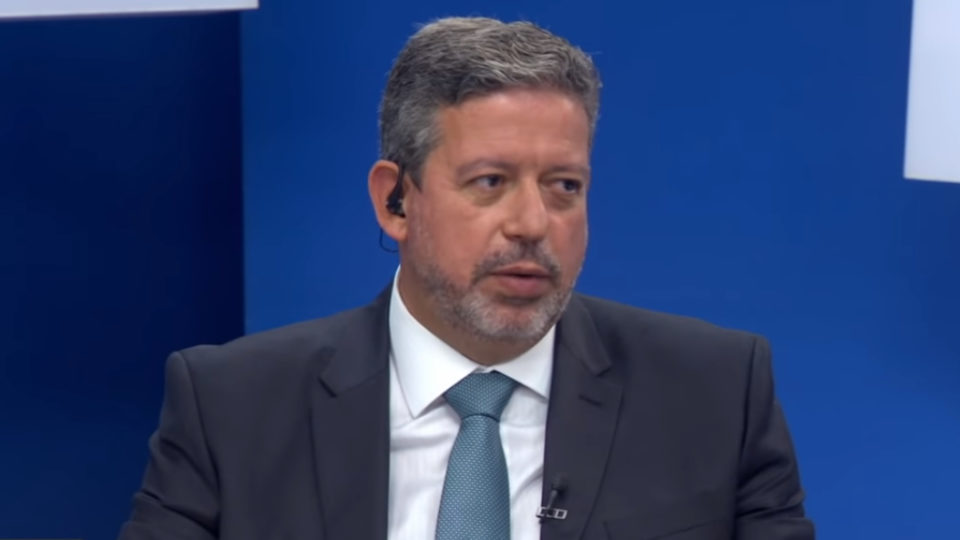 Lira defende debate sobre novo imposto: “Se você chama de CPMF, assassina a discussão” O presidente da Câmara, Arthur Lira (PP-AL), no programa Canal Livre, da Band.