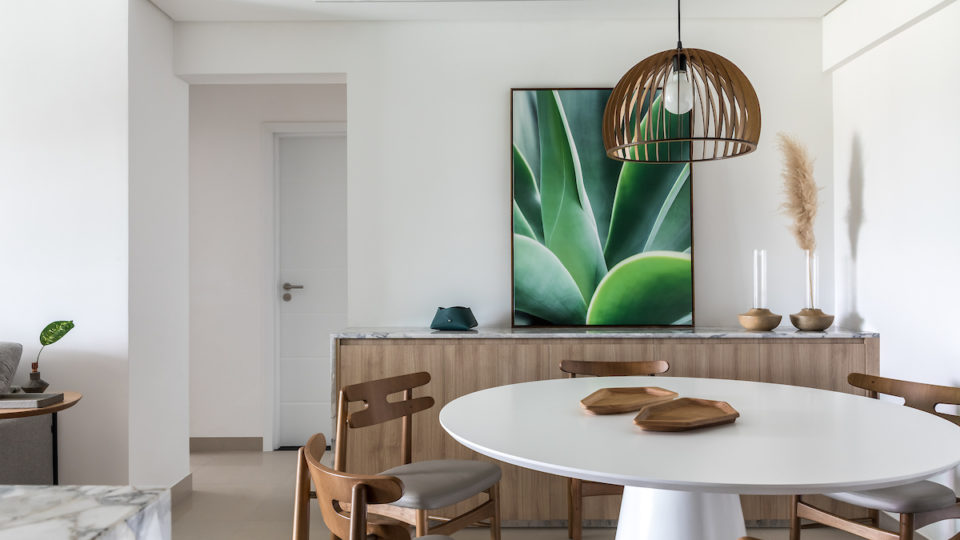 Paleta neutra e atemporal confere leveza para apartamento de 98 m² Tons neutros trazem sofisticação e leveza para ambientes de apartamento em Curitiba.