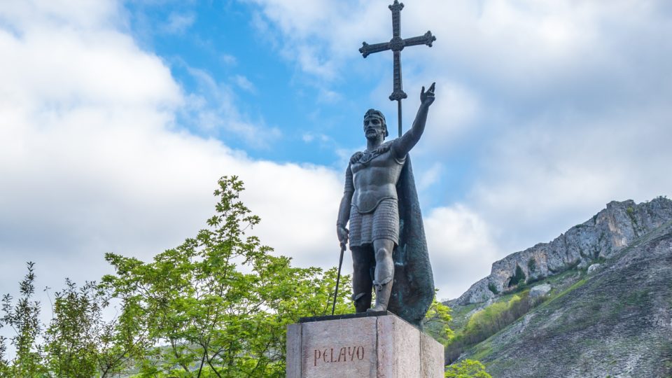 Estátua de Dom Pelágio em Covadonga, nas Astúrias