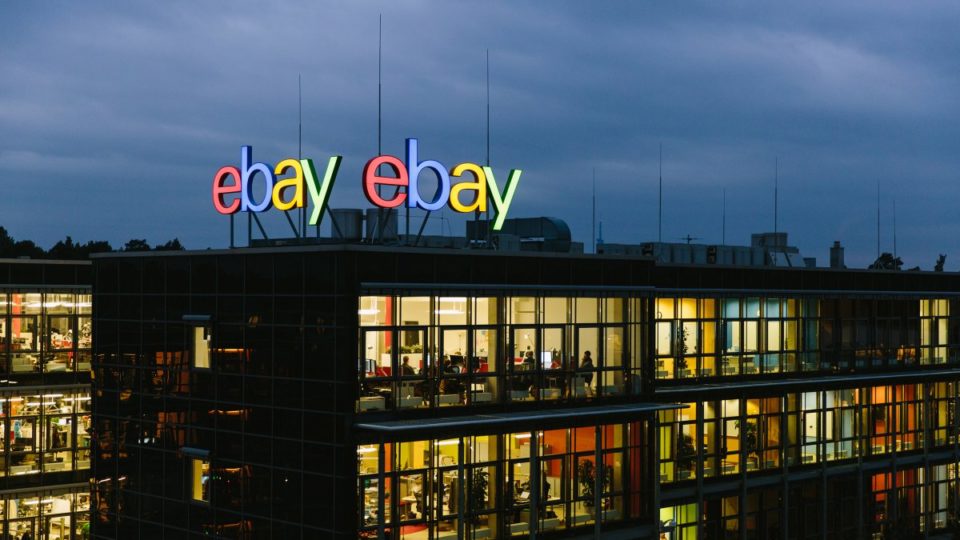 eBay avalia pagamento com criptomoedas e venda de NFT
