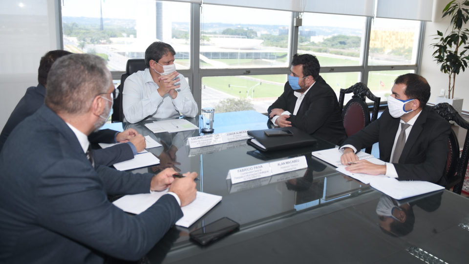 Governo atua para evitar greve de caminhoneiros após fim do imposto zero no diesel O ministro da Infraestrutura, Tarcísio de Freitas, em reunião com o caminhoneiro Junior Almeida no dia 23 de abril: governo voltou a conversar com líderes que chegaram a ser chamados de “grevistas”.