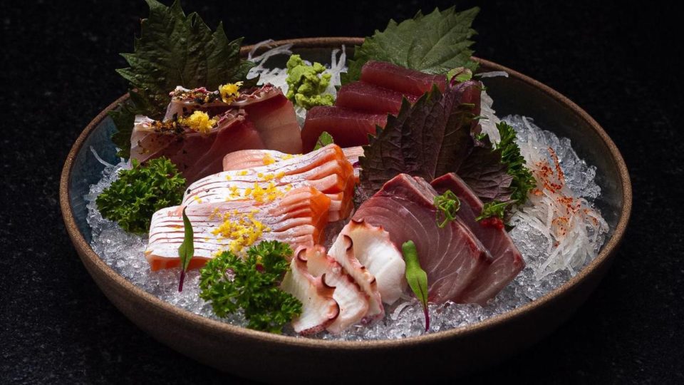 Kibô sai do comum e vai brigar entre os melhores da comida japonesa em Curitiba Seleção de peixes, sendo 3 Sashimis de barriga de salmão 3 de atum 4 de peixe branco ( variado ), mais 2 Sashimis de polvo. Somente no salão do Kibô, com a nova cara do cardápio.