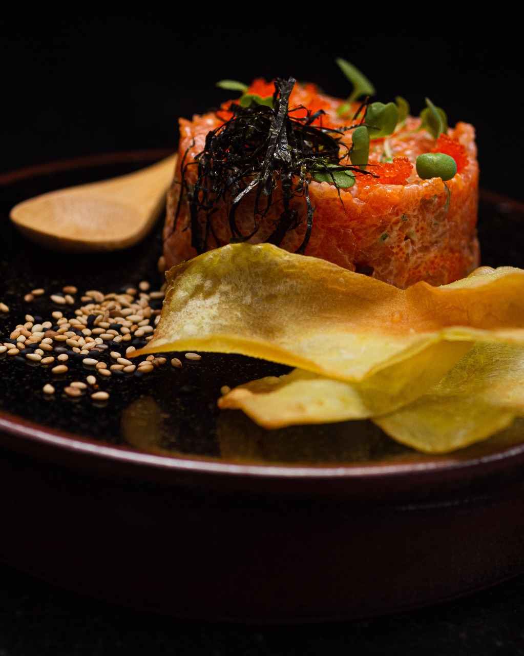 Tartar shake - Salmão picado e temperado com maionese japonesa (kewpie), pimenta tobanja e ovas de massago,servido com crocante de batatas. Somente no salão. Tartar shake - Salmão picado e temperado com maionese japonesa (kewpie), pimenta tobanja e ovas de massago,servido com crocante de batatas. Somente no salão.