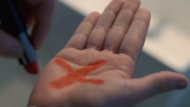 Sinal nas mãos vira lei para denunciar violência contra a mulher no Paraná