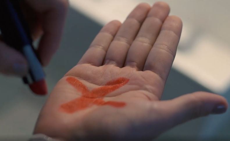 Desenho de um X na mão é código para denunciar violência contra a mulher