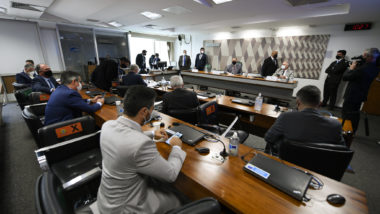 Reunião da CPI é suspensa após bate-boca por conta da participação feminina Reunião da CPI da Covid do Senado em 05/04/2021