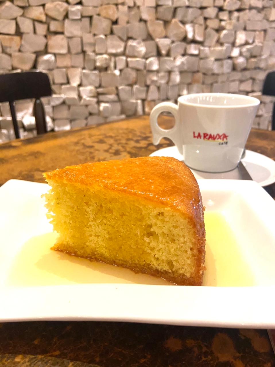 Bolo de laranja da La Rauxa é uma autêntica receita de mãe, ideal para servir com café. Foto: Divulgação Bolo de laranja da La Rauxa é uma autêntica receita de mãe, ideal para servir com café. Foto: Divulgação