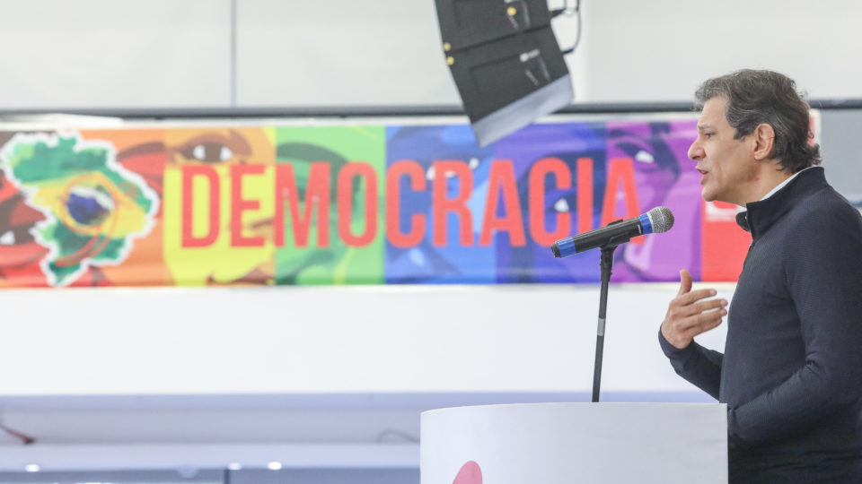 Mais um dia per-fei-to no enfrentamento da Covid pela gestão Haddad-Lula O presidente Haddad faz um pronunciamento antes de ceder a palavra a quem realmente manda, Lula.