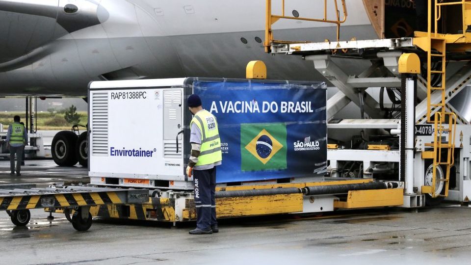 Governadores pedem audiência com embaixador da China após crítica de Bolsonaro Envio de insumo para produção de Coronavac preocupa após crítica do presidente Jair Bolsonaro à China.