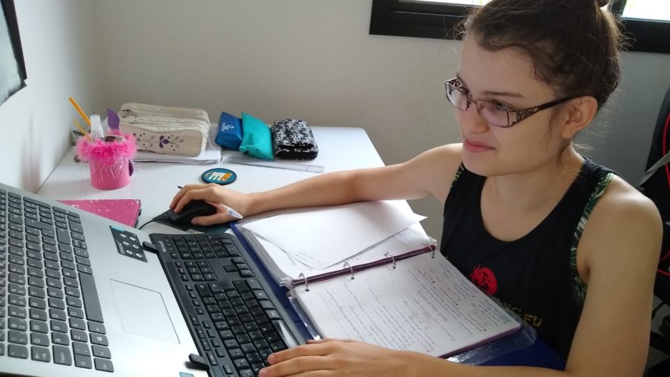 Estudante de homeschooling aprovada no vestibular desiste de briga jurídica com a USP Justiça concede liminar autorizando estudante que fez homeschooling a se matricular na USP