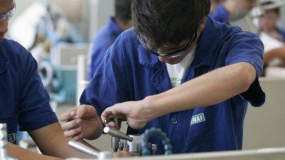 Senado aprova PL do Primeiro Emprego e texto segue para a Câmara Objetivo do programa gestado no Ministério da Economia é incluir e qualificar jovens para o mercado de trabalho.