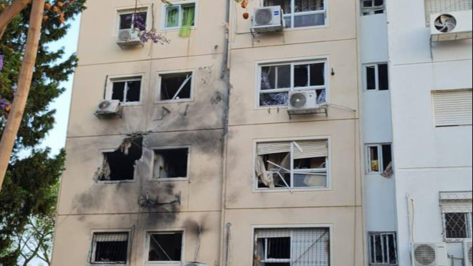 Sobe o número de mortos em conflito entre Israel e Hamas De acordo com o IDF, um foguete atingiu esse présdio residencial em Ascalão, ferindo seis pessoas.
