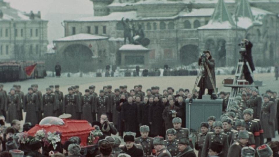 Documentário mostra como os soviéticos reagiram à morte de Stalin Sem narração, documentário deixa para o espectador a tarefa de interpretar o luto coletivo pela morte de um dos mais sanguinários líderes do século XX.