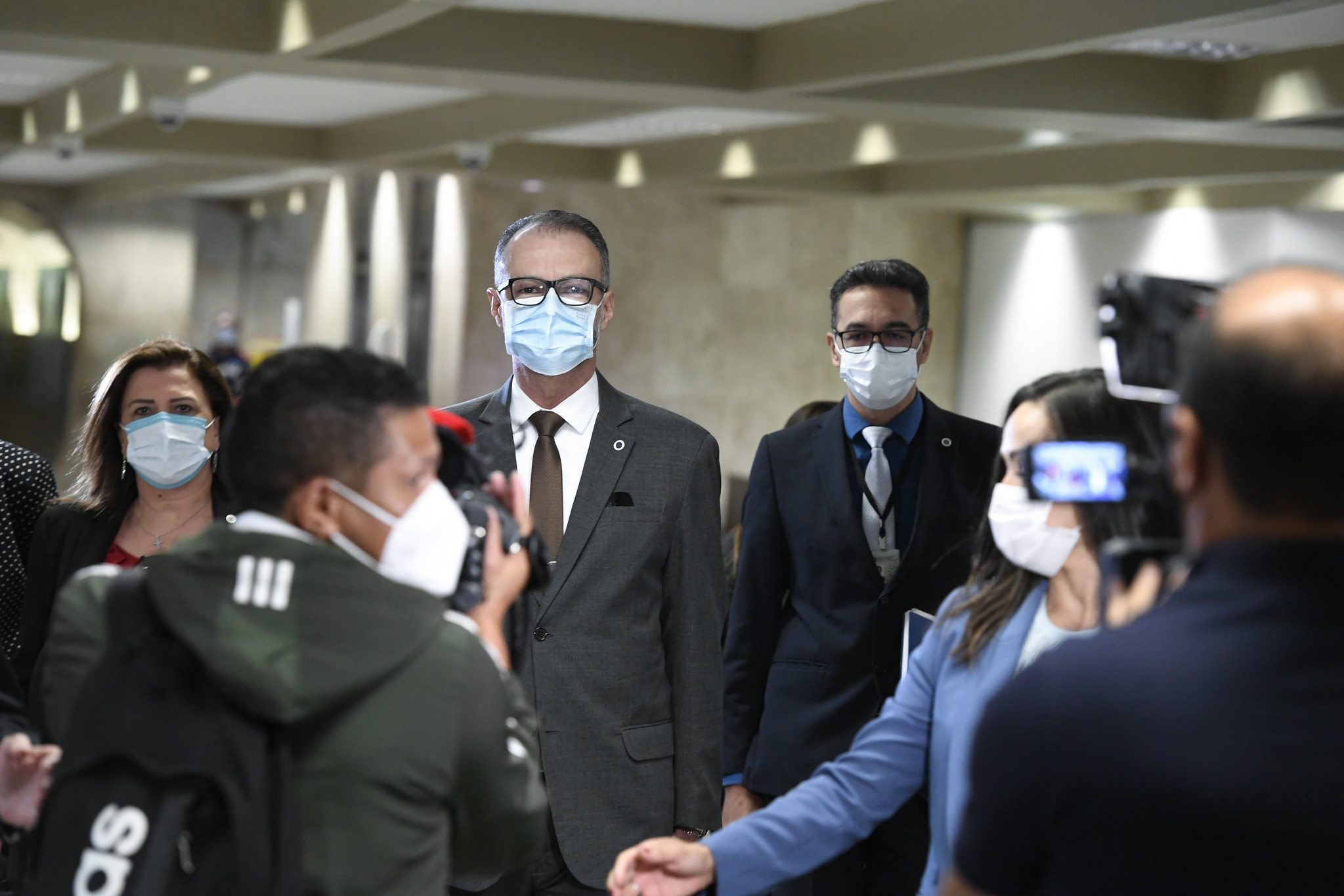 O diretor da Anvisa, Barra Torres, ao chegar para depor na CPI do Senado