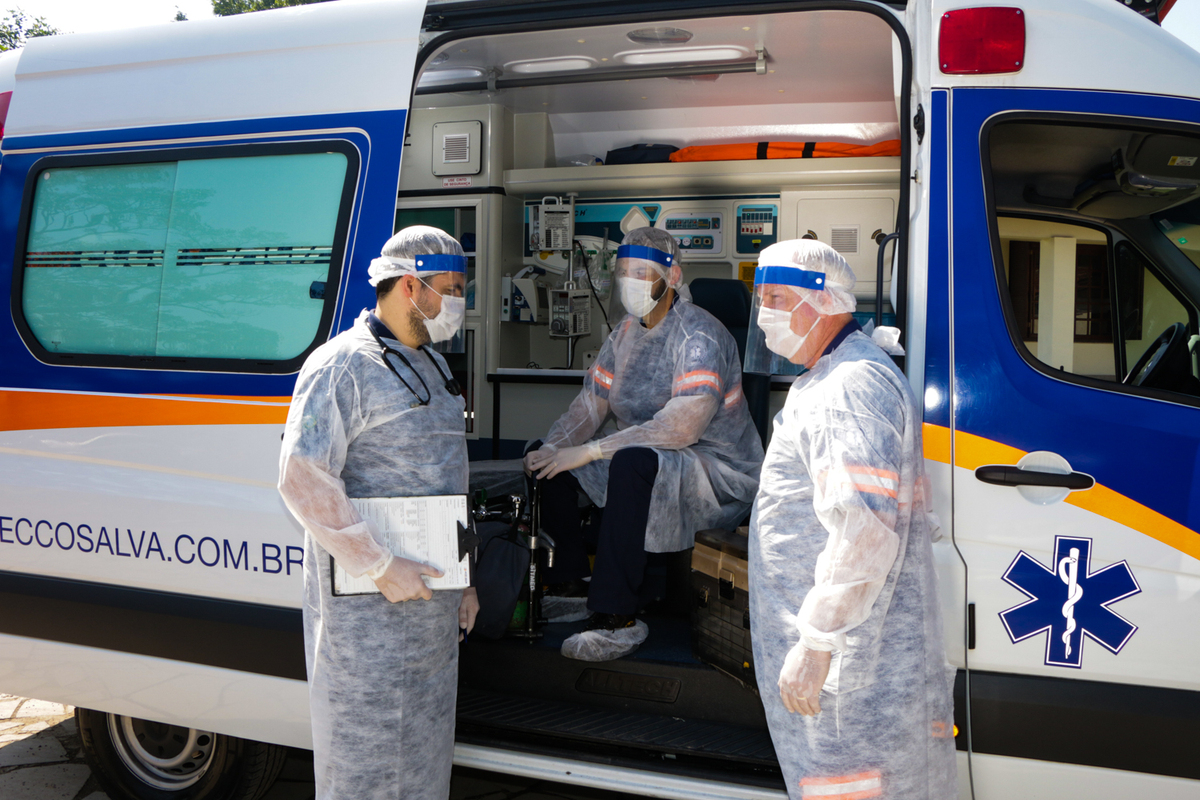 As equipes de saúde estão sendo treinadas para que não haja contaminação de covid durante atendimento em ambulâncias.