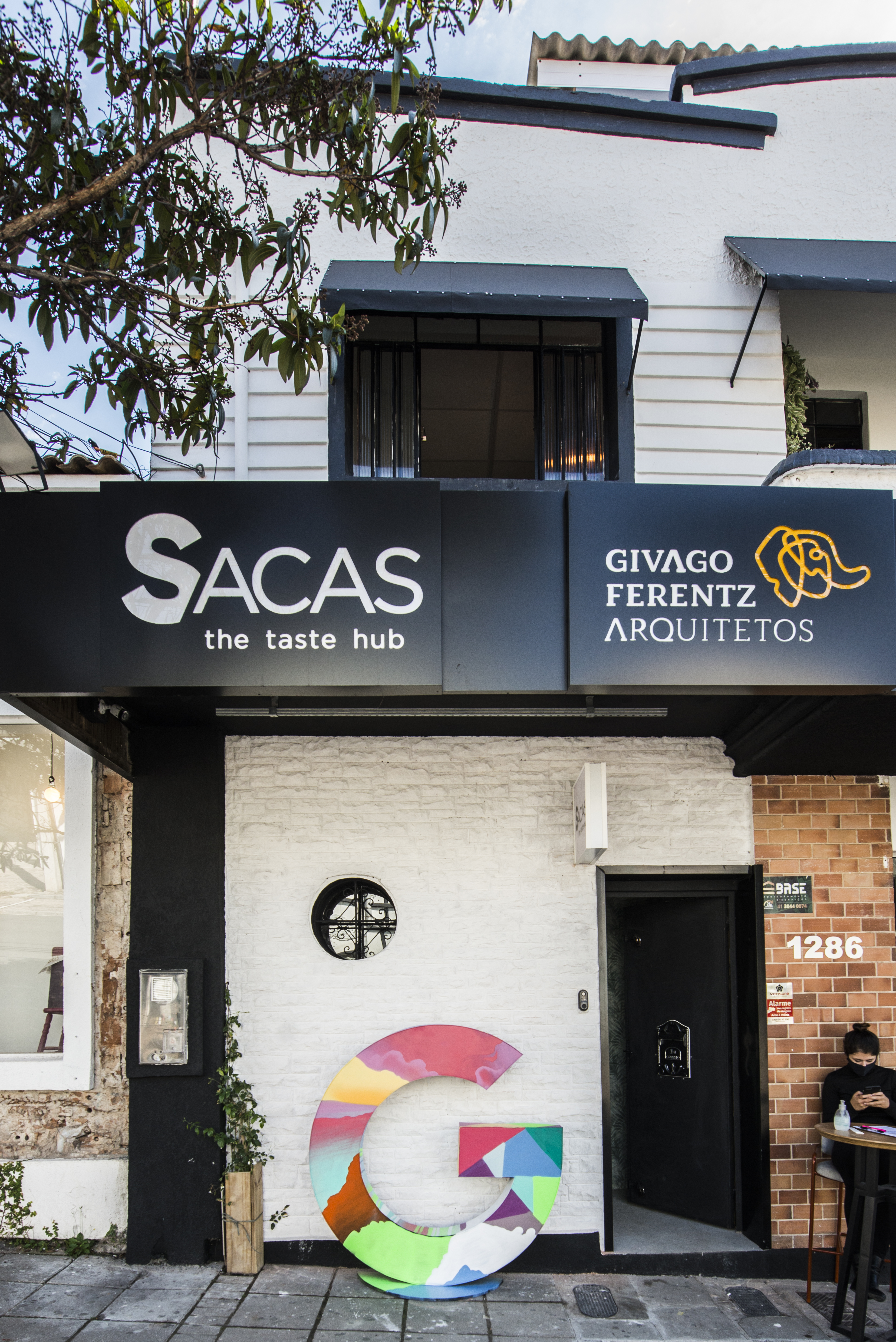 O hub gastronômico Sacas fica na efervescente Alameda Doutor Carlos de Carvalho. Foto: Letícia Akemi O hub gastronômico Sacas fica na efervescente Alameda Doutor Carlos de Carvalho. Foto: Letícia Akemi