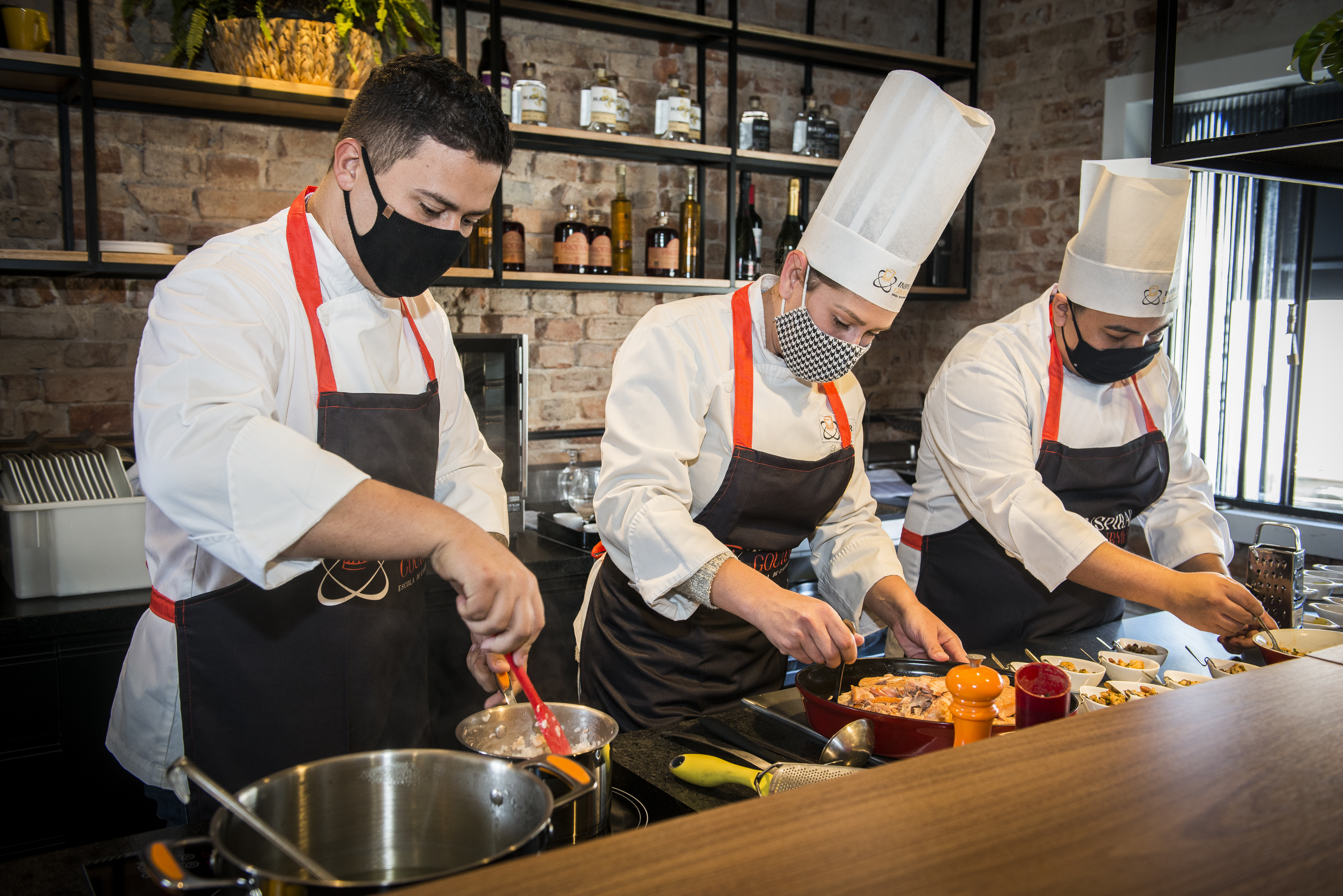 Os chefs Kaue Henrique, Larissa Guzzo e Matheus Henrique fazem parte do time da Inspirar Gourmet, parceira do Sacas. Foto: Letícia Akemi Os chefs Kaue Henrique, Larissa Guzzo e Matheus Henrique fazem parte do time da Inspirar Gourmet, parceira do Sacas. Foto: Letícia Akemi