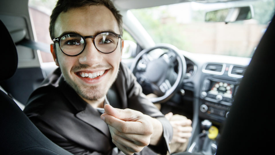 Leitor, pare de bater na sua mãe A Uber decidiu meter o dedo na cara do cliente e acusá-lo de racismo sistêmico. E assim as empresas progressistas vão moldando o mundo.
