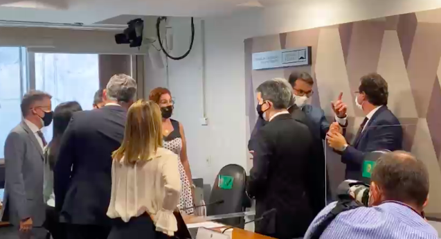 Discussão entre Carla Zambelli e senadores da CPI da Covid