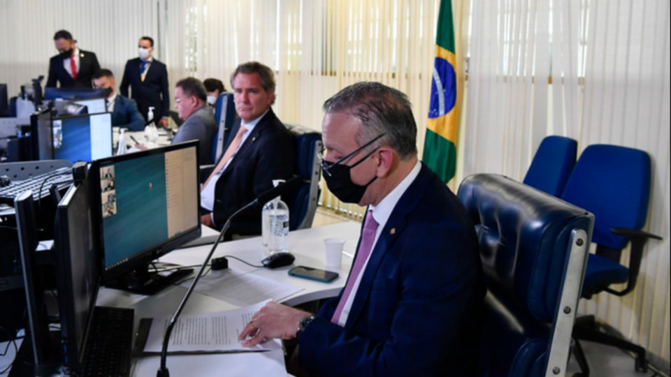 Relator mantém versão prévia no parecer final da reforma tributária e critica “fatiamento” Aguinaldo Ribeiro (PP-PB) faz a leitura da versão final de seu relatório na Comissão Mista Temporária da Reforma Tributária.