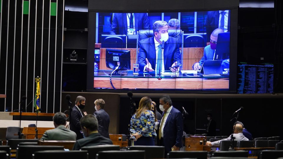 Câmara aprova base do projeto que simplifica licenças ambientais; oposição vê retrocesso Câmara aprova base do projeto que simplifica licenças ambientais; oposição vê retrocesso