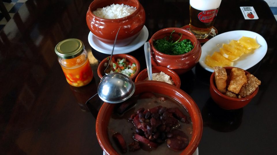 A feijoada raiz do Ao Distinto Cavalheiro. E com o prato montado à la Pedro Nava A Feijoada do bar O Distinto Cavalheiro é completa, daquelas recomendadas pelas origens.