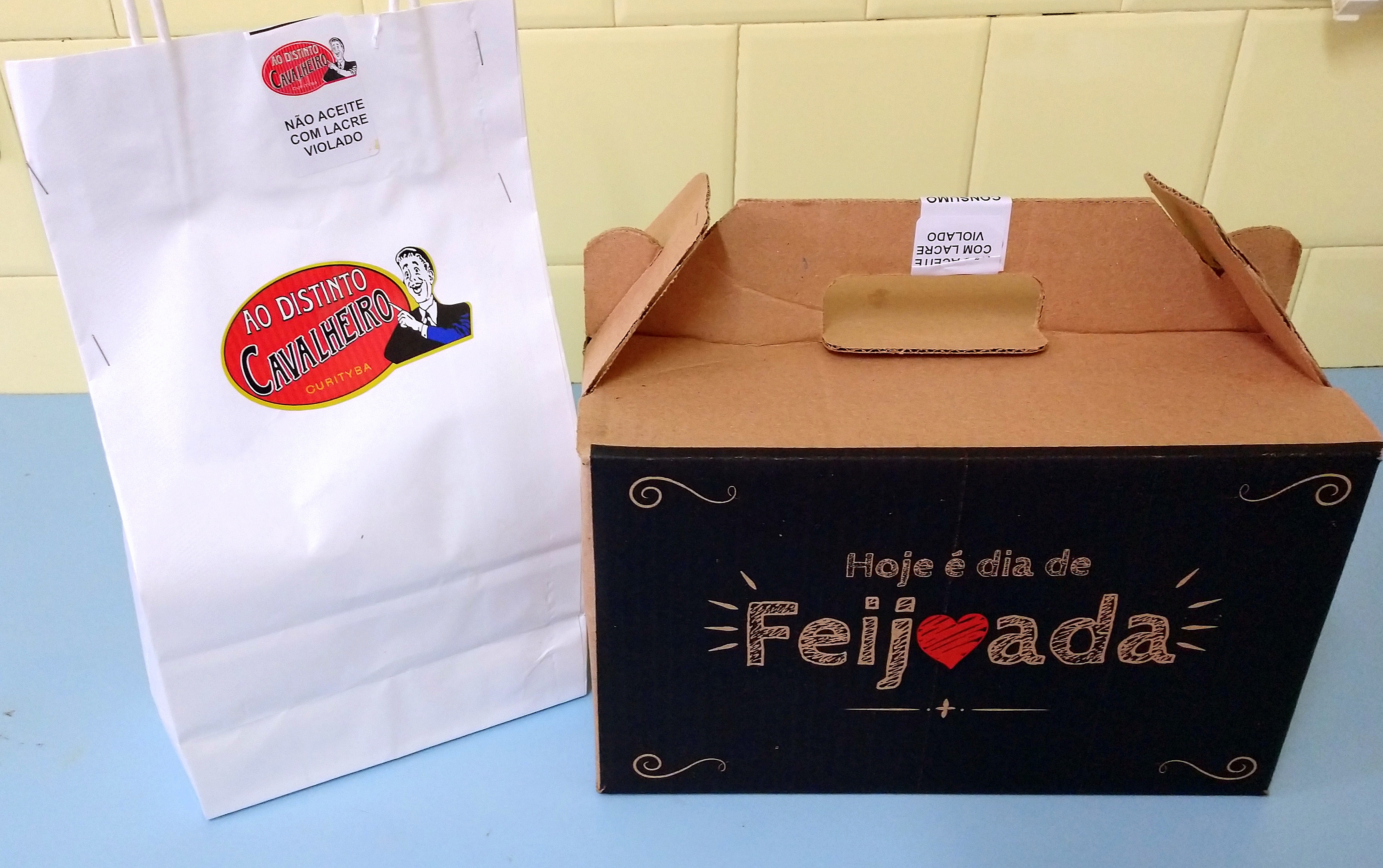 A embalagem para viagem da feijoada do Ao Distinto Cavalheiro. A embalagem para viagem da feijoada do Ao Distinto Cavalheiro.