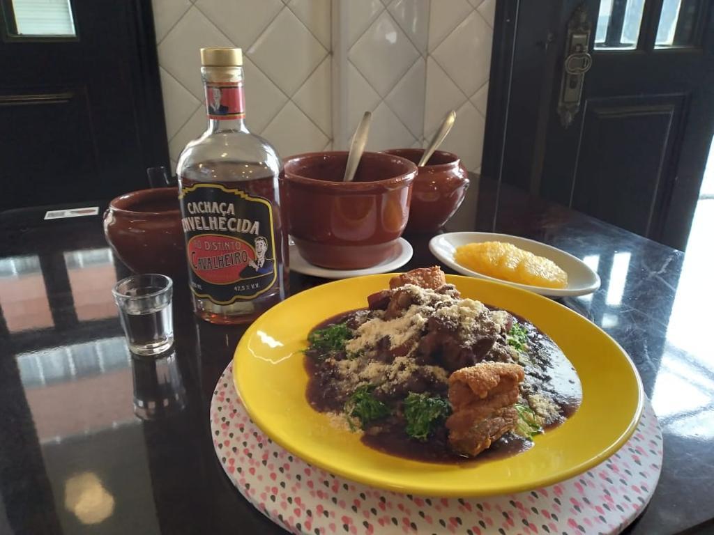 A montagem da Feijoada segundo recomendava o escritor Pedro Nava, na mesa do bar Ao Distinto Cavalheiro. A montagem da Feijoada segundo recomendava o escritor Pedro Nava, na mesa do bar Ao Distinto Cavalheiro.