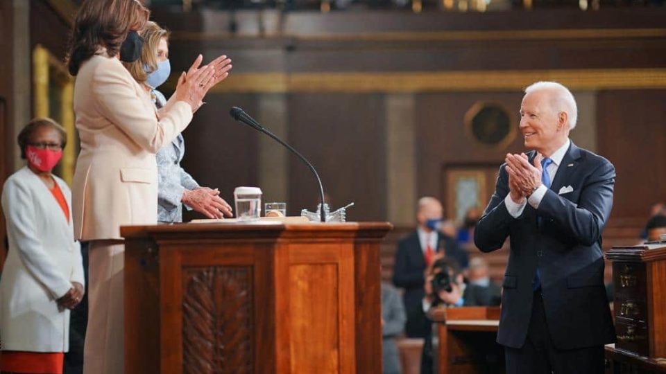 A administração Biden zomba da sabedoria dos antigos Joe Biden aplaude a si mesmo por seus primeiros 100 dias de governo.