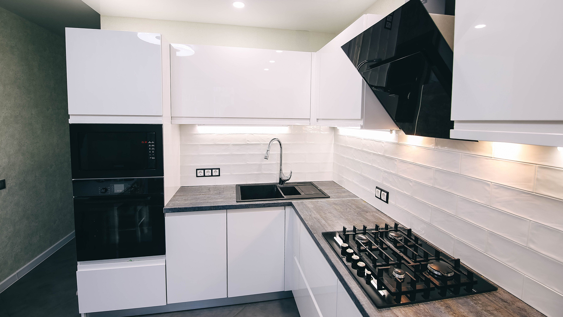 Móveis planejados são perfeitos para aproveitar todo o espaço de uma cozinha pequena.