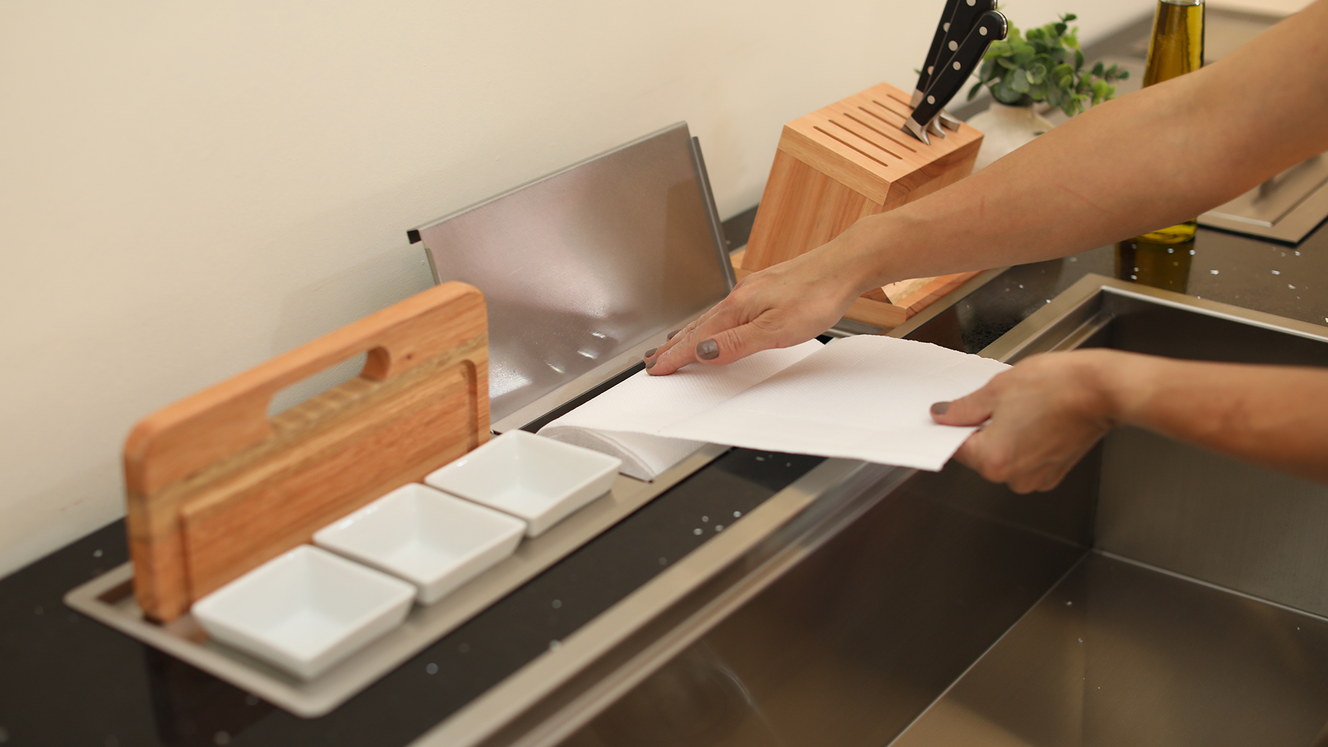 As calhas secas da XTEEL aprimoram o espaço da bancada e dão um toque charmoso à cozinha.