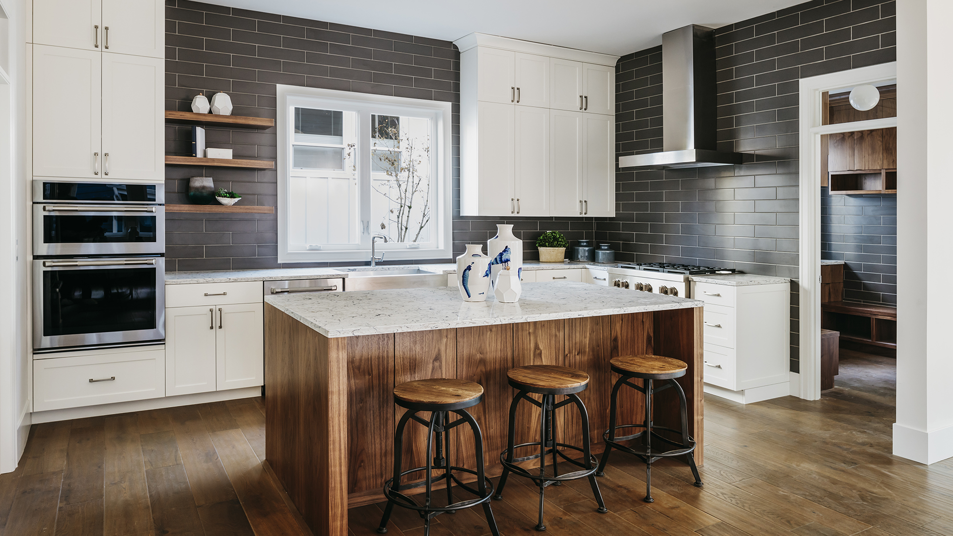 Cozinhas com ilhas centrais garantem mais colaboração entre os moradores.